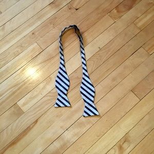 Bow tie self tie grey white